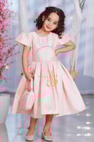 فستان زهري فاتح مطرز بالاسم