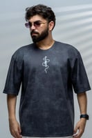 تيشرت رمادي بتصميم شخصية توجي