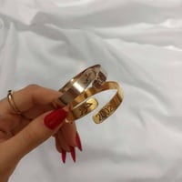 اساور الكابلز بتصميم الأسم والتاريخ