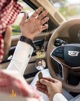 تعليقة سيارة رسمة الأيادي مع الصوره