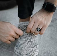 خاتم رجالي بالاسم من حجر الماربل الاسود