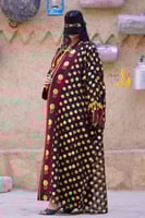 بشت يوم التأسيس أسود مع ياقة عنابي