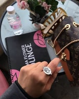 خاتم ملكي - بالاسم مرصع باثنين فصوص من الزركون الب...