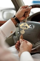 تعليقة كسرة العود بشكل قلب بيدين ترند