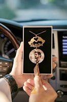 تعليقة سيارة قلب بيدين ترند مع الصوره