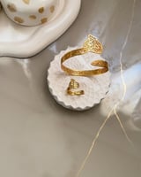 اسواره بتصميم الخط العربي مطلي بالذهب