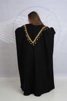 بشت اسود نسائي متزين بقماش السدو الاحمر