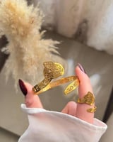 اسواره بتصميم الخط العربي مطلي بالذهب