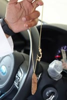 تعليقة كسرة عود للسيارة بالاسم