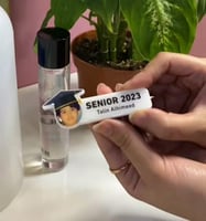 بروش السينيور, باسمك وصورتك