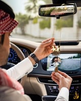 تعليقة سيارة رسمة الأيادي مع الصوره