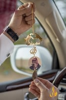 تعليقة كسرة العود بشكل قلب بيدين