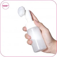 فرشاة بتصميم الزجاجة لتنظيف البشرة والمكياج