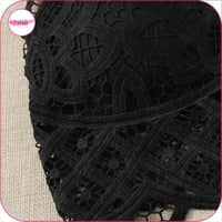 صدرية بتصميم دانتيل مزهر بشكل متقاطع