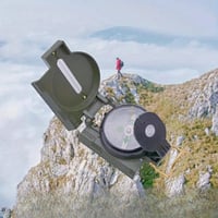 بوصلة عسكرية للملاحة البرية والمحافظة على البقاء