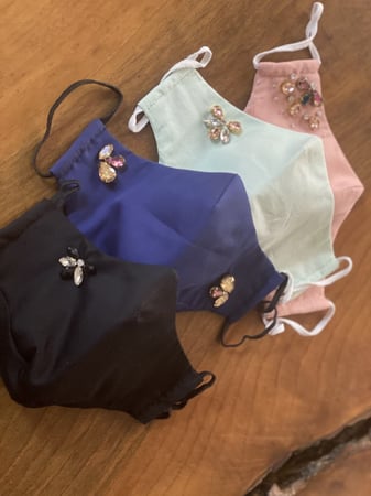 كمامات مزينة بكريستالات (الحبة)