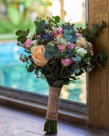 مجموعه من الورود الطبيعيه على مسكه عروس