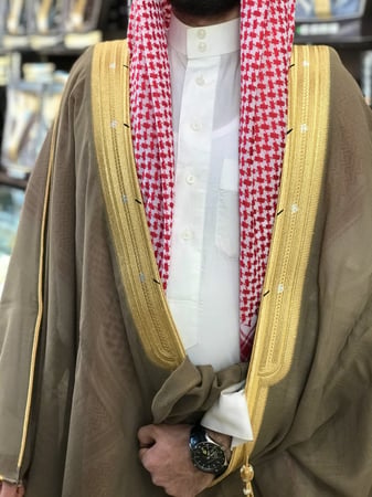 بشت رجالي ملكي رسمي لون زيتي غامق دقة ملكيه قماش صوف 80٪ قصب حر صناعة سعودية
