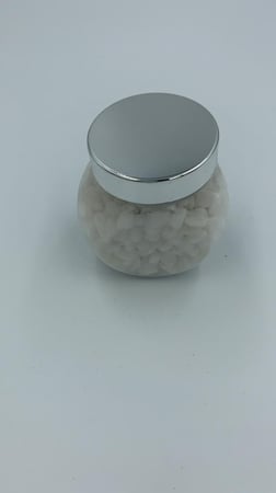 حجر ملون ابيض