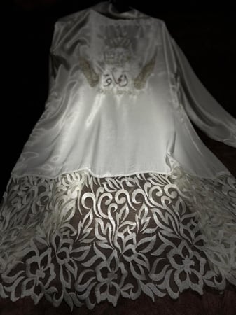 ارواب نوم للعروس حرير ستان مطرزة بالطرف  مع اضافه الاسماء