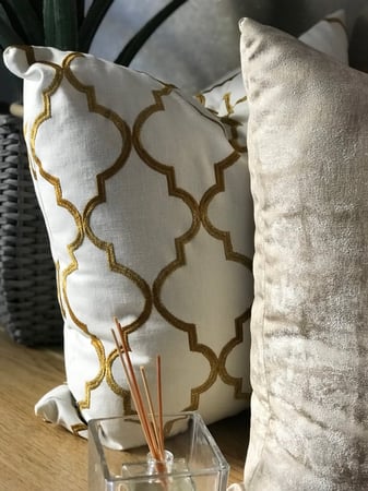 غطاء وسادة موروكون تطريز ذهبي