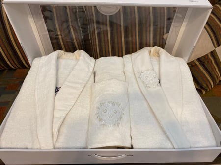 طقم ارواب حمام 8 قطعه مطرزة بالاسماء