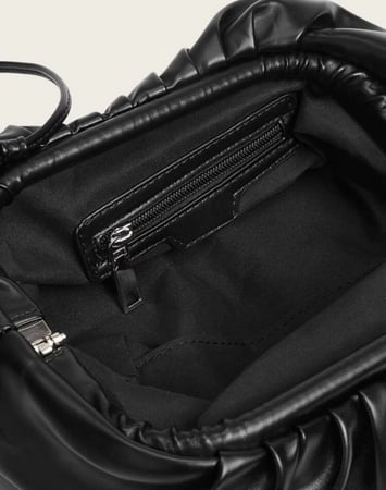 حقيبة من جلد صناعي