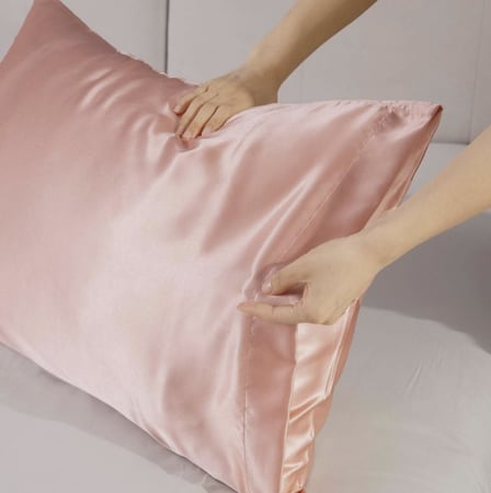 غطاء مخده مصنوع من الساتان الناعم (القطعه)