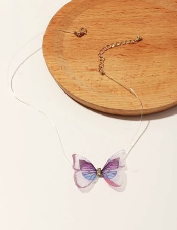 قلاده بزخرفة فراشه