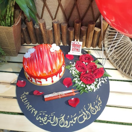 لوح بالورد و وكيكه وبلونتين هيليوم