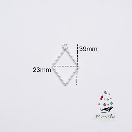 155 - تعليقة شكل معين صغير لون فضي