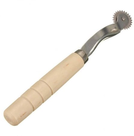 عجلة خياطة بمقبض خشبي