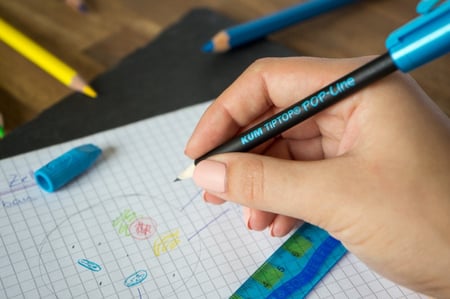 قلم رصاص مع براية + مساحة