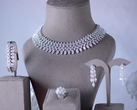 طقم ذهب أبيض عيار 18