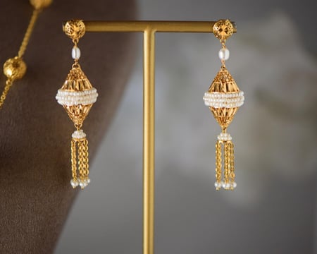 سبحة فاخرة مع حلق وخاتم من الذهب البحريني عيار 21 محلاة باللؤلؤ الطبيعي الناشئ في المياه العذبة