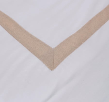 مفرش سرير نفرين إطار بيج