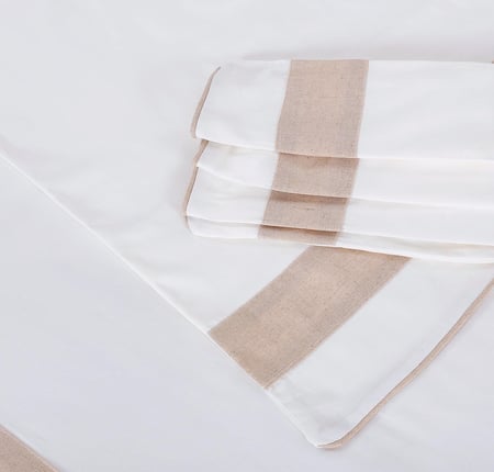 مفرش سرير نفرين إطار بيج