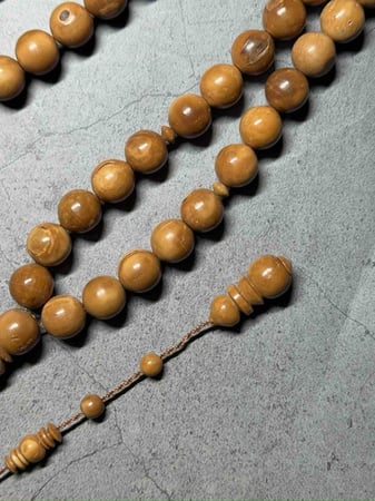 سبحة كوك ١٢ ملي ٥١ خرزه شاهد ساده
