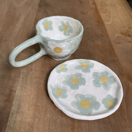 كوب ورود مع طبق بمسكة واسعة