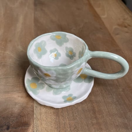 كوب ورود مع طبق بمسكة واسعة