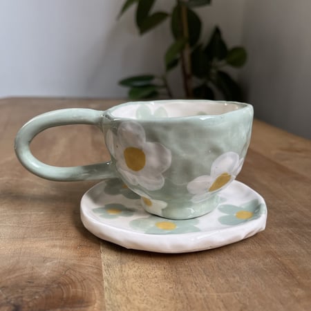 كوب ورود مع طبق بمسكة واسعة