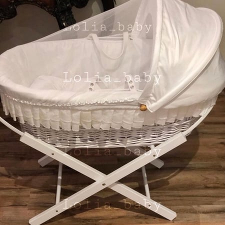 سلة خيزران ابيض مع مفرش ابيض وقاعدة