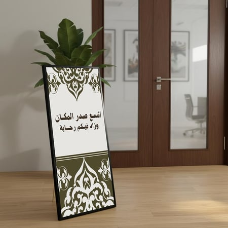 لوحة كانفاس على إطار خشبي بإطار خارجي أسود مع حامل خلفي بتصميم