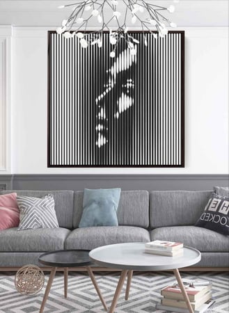 لوحة جدارية مربعة بتصميم وجه امرأه بدرجات من الاسود تضفي فخامة للديكور