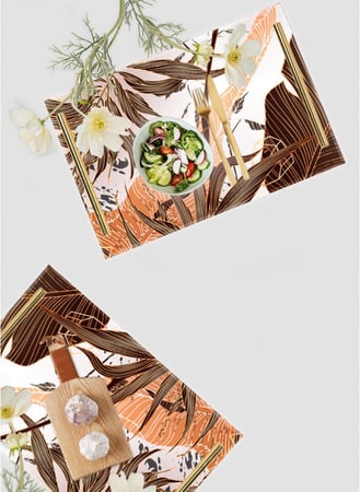 صينية تقديم مصنوعة من الأكريليك بمقابض معدنية ذهبية اللون مزخرفة بتصميم أوراق النخيل