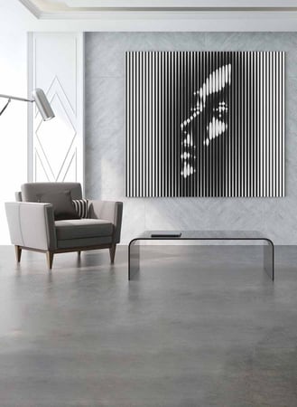 لوحة جدارية مربعة بتصميم وجه امرأه بدرجات من الاسود تضفي فخامة للديكور