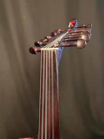 عود الصقر الموسيقي – عود شرقي فاخر مرسوم يدويًا