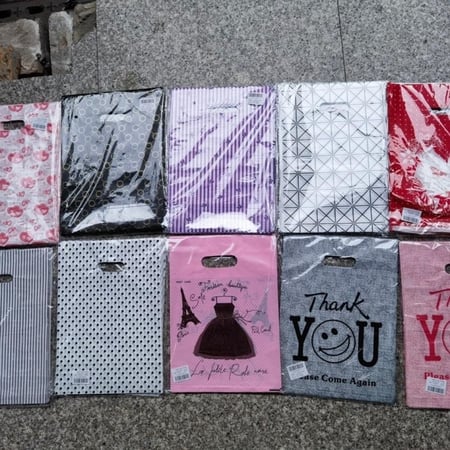 اكياس هدايا بعدة الوان