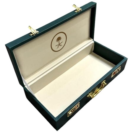 شنطة جلد زيتي بقفل أرقام +شعار سيفين ونخلة