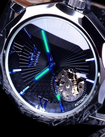 ساعة winner المميزة